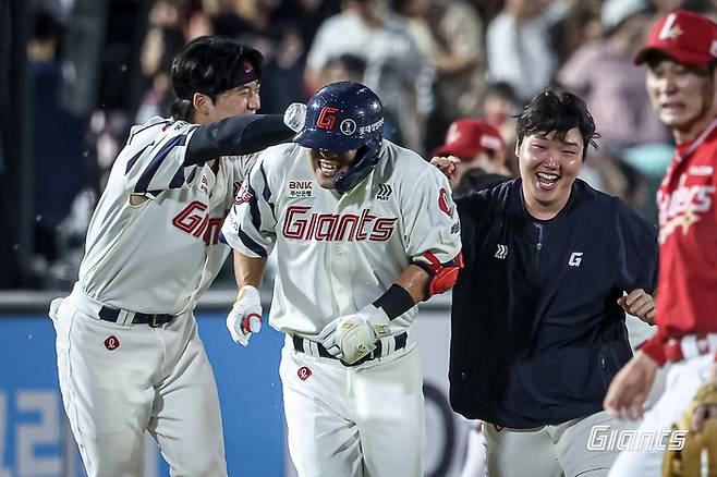 롯데 김민성(가운데)이 13일 사직구장에서 열린 2025 KBO리그 SSG와 경기에서 9회말 끝내기 안타를 때린 후 동료들의 물세례를 받고 있다. 사진 | 롯데 자이언츠