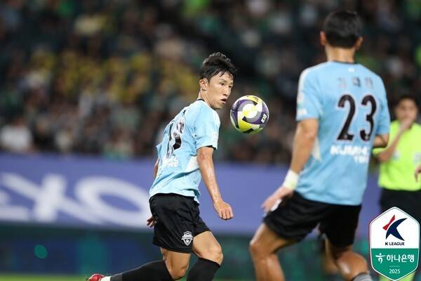 13일 오 전주월드컵경기장에서 치러진 대전하나시티즌과의 하나은행 K리그1 2025 29라운드 경기에서 전북현대 이영재가 패스를 시도하고 있다. /사진=한국프로축구연맹