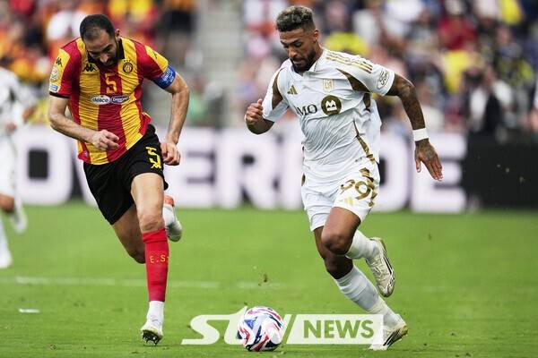 로스앤젤레스(LA) FC의 데니스 부앙가(우측)가 14일(한국시간) 오전 9시 30분(한국 시간) 미국 캘리포니아주 새너제이의 리바이스 스타디움에서 열린 산 호세 어스퀘이크스와 2025시즌 메이저리그사커(MLS) 서부컨퍼런스 30라운드 경기에서 해트트릭을 기록했다. /사진=뉴시스(AP)