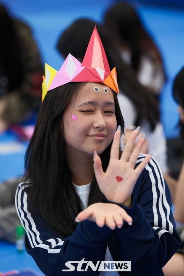 12일 오후 전북특별자치도 무주군 무주국민체육센터 별관에서 열린 '2025 무주 태린이 문화 페스타' 문화 체험 행사로 국내외 거주 고려인 학생들이 종이접기를 하고 있다. /사진=고려인글로벌네트워크 제공