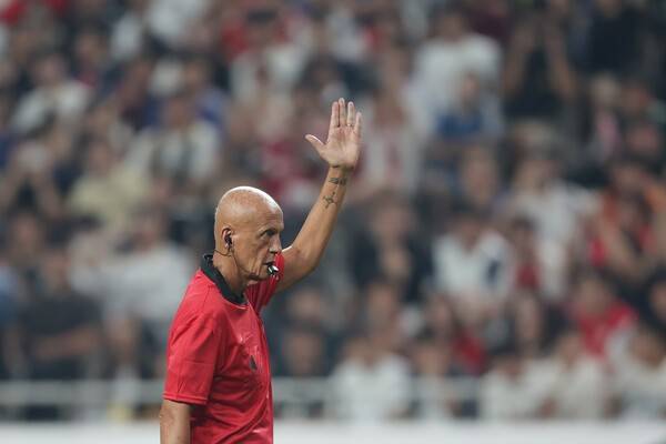 14일 서울 마포구 상암월드컵경기장에서 공격수 출신 선수들이 주가 된 FC 스피어와 수비수 출신 선수들이 주가 된 실드 유나이티드와의 경기가 펼쳐지고 있다.&nbsp;경기 진행을 맡은 콜리나 심판. /사진=넥슨 제공