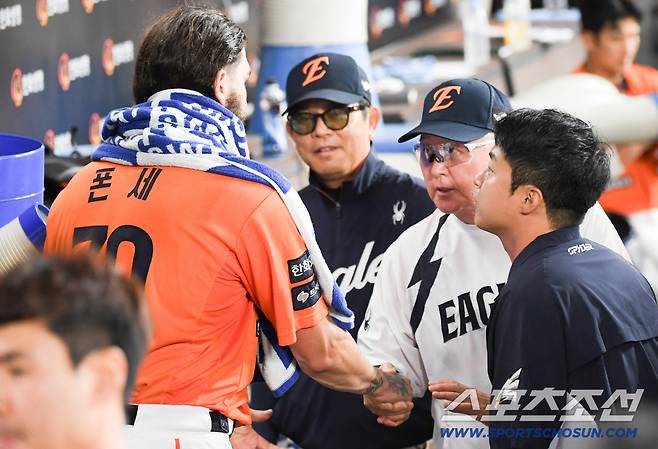 폰세를 찾아가 고마운 마음을 전한 김경문 감독.