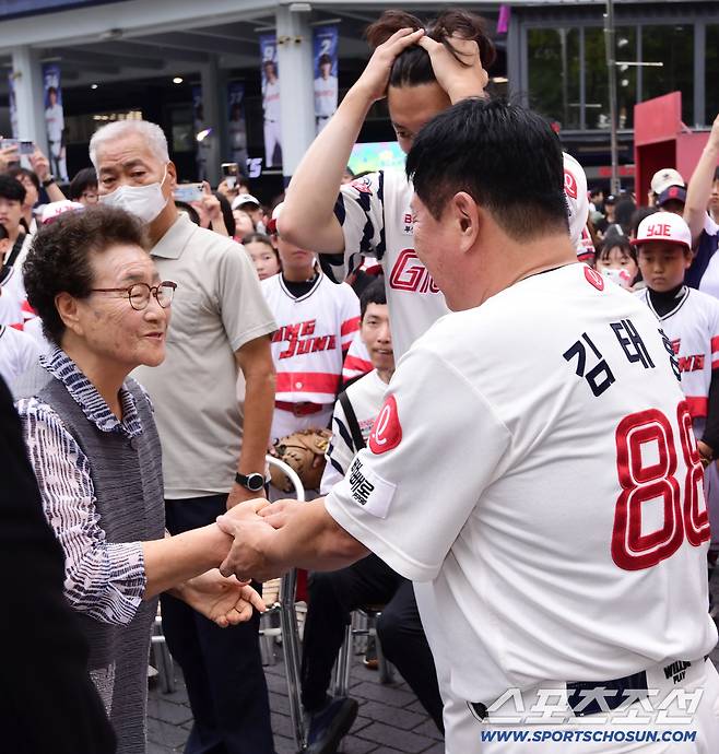 13일 부산 사직구장에서 열린 롯데와 SSG의 경기. 최동원 14주기 추모식이 열렸다. 최동원 어머님과 인사를 나누고 있는 김태형 감독. 부산=송정헌 기자songs@sportschosun.com/2025.09.13/