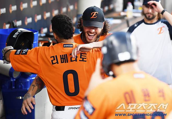 13일 대전 한화생명볼파크에서 열린 한화 이글스와 키움 히어로즈의 경기. 5회말 1사 만루 한화 리베라토가 만루포를 터뜨리자 폰세가 환호하고 있다. 대전=박재만 기자 pjm@sportschosun.com/2025.09.13/