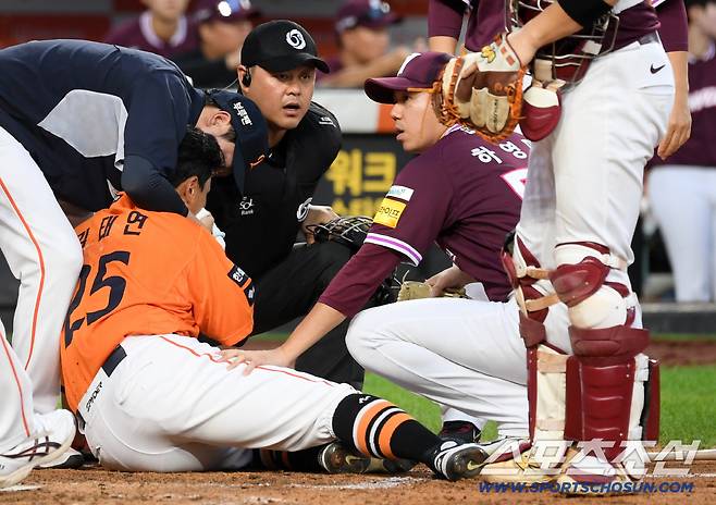 사구 직후 홈에 달려온 키움 하영민은 쓰러진 한화 김태연을 진심으로 걱정했다.