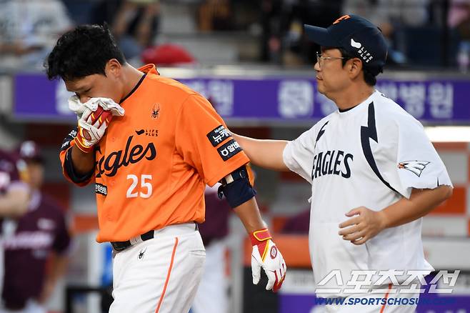 수건으로 얼굴을 감싼 채 곧바로 응급실로 향한 김태연, 천만다행히 다행히 큰 부상은 피했다.