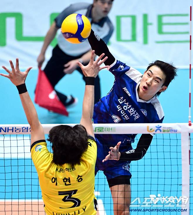삼성화재 김우진이 14일 KB손해보험전서 스파이크를 때리고 있다. 사진제공=KOVO