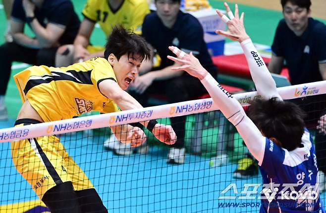 KB손해보험 나웅진이 14일 삼성화재전서 스파이크를 때리고 있다. 사진제공=KOVO