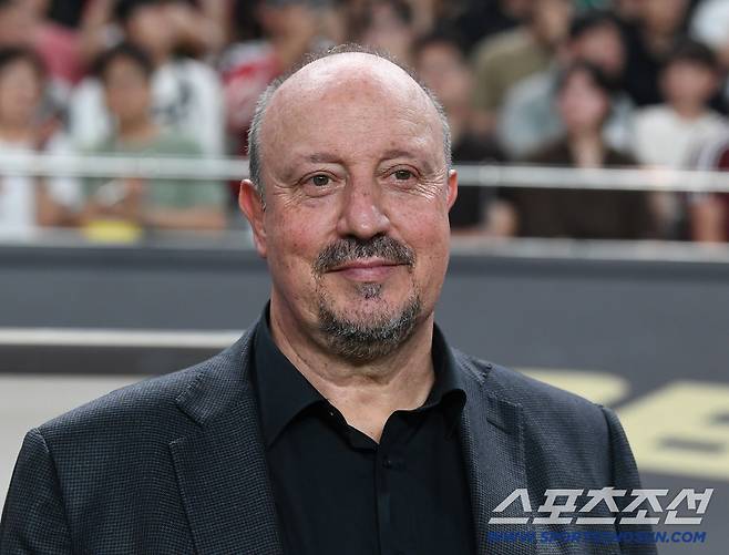 '2025 아이콘매치: 창의 귀환, 반격의 시작'이 14일 오후 서울 상암월드컵경기장에서 열렸다. 실드팀 베니테즈 감독이 미소짓고 있다. 상암=정재근 기자 cjg@sportschosun.com/2025.9.14/