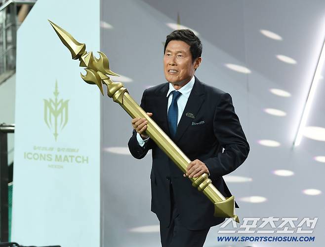 '2025 아이콘매치: 창의 귀환, 반격의 시작'이 14일 오후 서울 상암월드컵경기장에서 열렸다. 차범근 전 감독이 스피어팀의 상징인 창을 들고 입장하고 있다. 상암=정재근 기자 cjg@sportschosun.com/2025.9.14/
