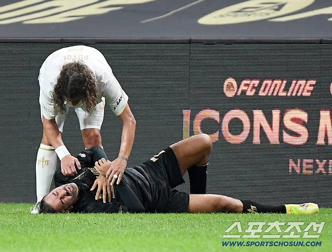 '2025 아이콘매치: 창의 귀환, 반격의 시작'이 14일 오후 서울 상암월드컵경기장에서 열렸다. FC 스피어 피레스가 실드 유나이티드 푸욜의 파울에 쓰러져 있다. 상암=정재근 기자 cjg@sportschosun.com/2025.9.14/