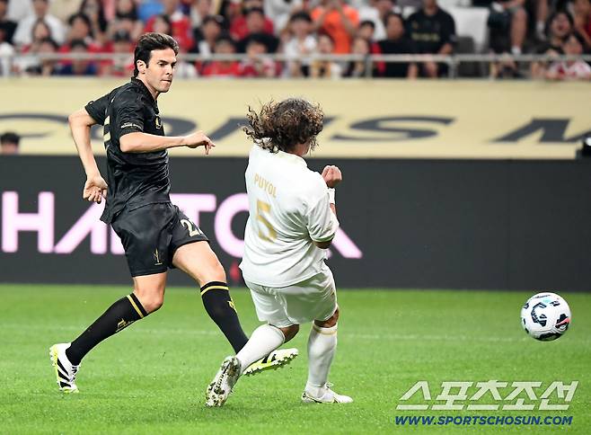 '2025 아이콘매치: 창의 귀환, 반격의 시작'이 14일 오후 서울 상암월드컵경기장에서 열렸다. FC스피어 카카가 실드 유나이티드 푸욜을 제치며 슛하고 있다. 상암=정재근 기자 cjg@sportschosun.com/2025.9.14/