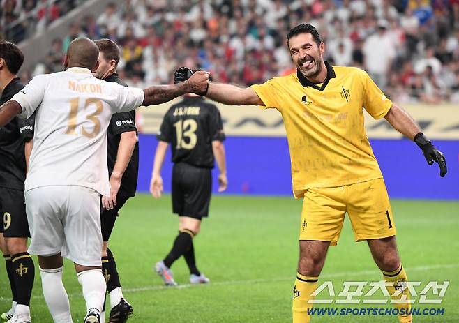 '2025 아이콘매치: 창의 귀환, 반격의 시작'이 14일 오후 서울 상암월드컵경기장에서 열렸다. FC 스피어 부폰과 실드 유나이티드 마이콘이 경기 도중 악수하고 있다. 상암=정재근 기자 cjg@sportschosun.com/2025.9.14/