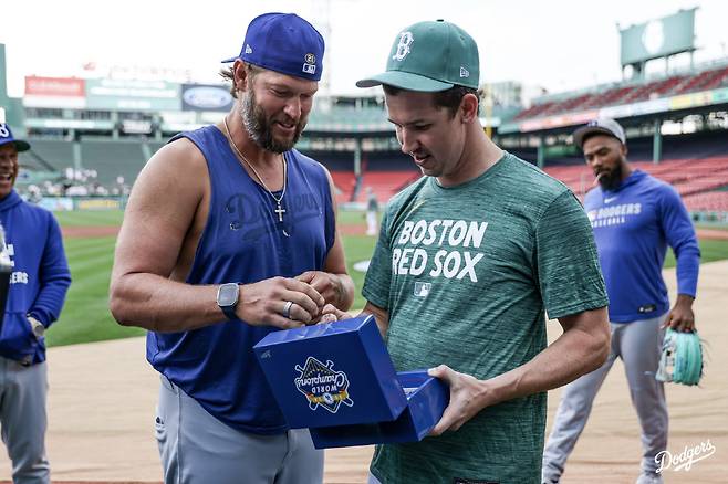 LA 다저스 클레이튼 커쇼(왼쪽)가 보스턴 레드삭스 소속이던 워커 뷸러에게 2024년 월드시리즈 우승 반지를 전달하고 있다. 사진제공=LA 다저스