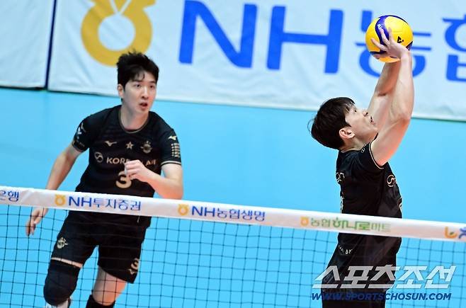 대한항공 한선수가 14일 우리카드전서 김준호에게 토스하고 있다. 사진제공=KOVO