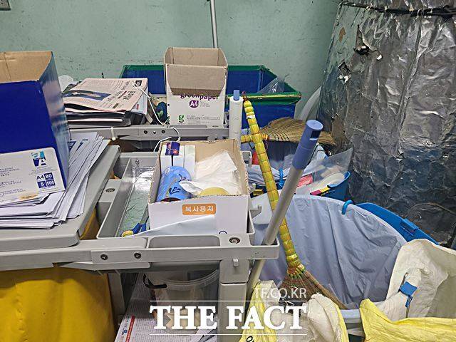 국회 청소노동자는 사진과 같은 청소 카트를 끌고 각 사무실을 돌며 휴지통에 있는 쓰레기를 분리수거 한다. 한 청소노동자는 12일 <더팩트>와 만나 청소를 마치고 나면 카트가 금세 가득 찬다고 하소연했다. /국회=이하린 기자