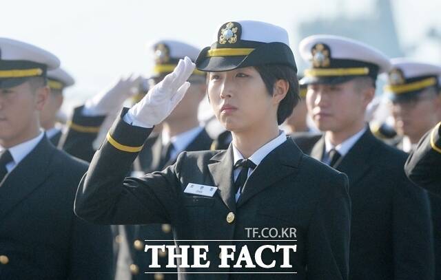 최태원 SK그룹 회장의 차녀 최민정 씨가 지난 2014년 제117기 사관후보생 수료 및 임관식에서 경례를 하고 있다. /더팩트 DB