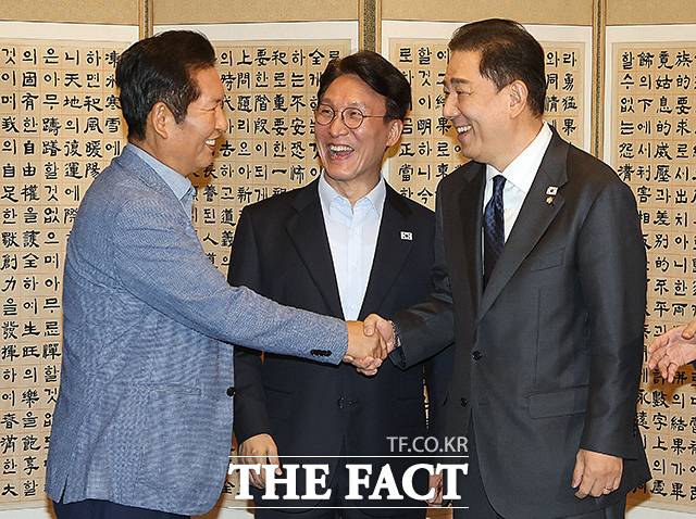 정청래 더불어민주당 대표와 김병기 원내대표가 14일 오후 서울 종로구 삼청동 총리 공관에서 열린 당정대 고위급 만찬회동에 참석해 기념촬영에 앞서 악수하고 있다. 왼쪽부터 정 대표, 김민석 국무총리, 김 원내대표. /뉴시스