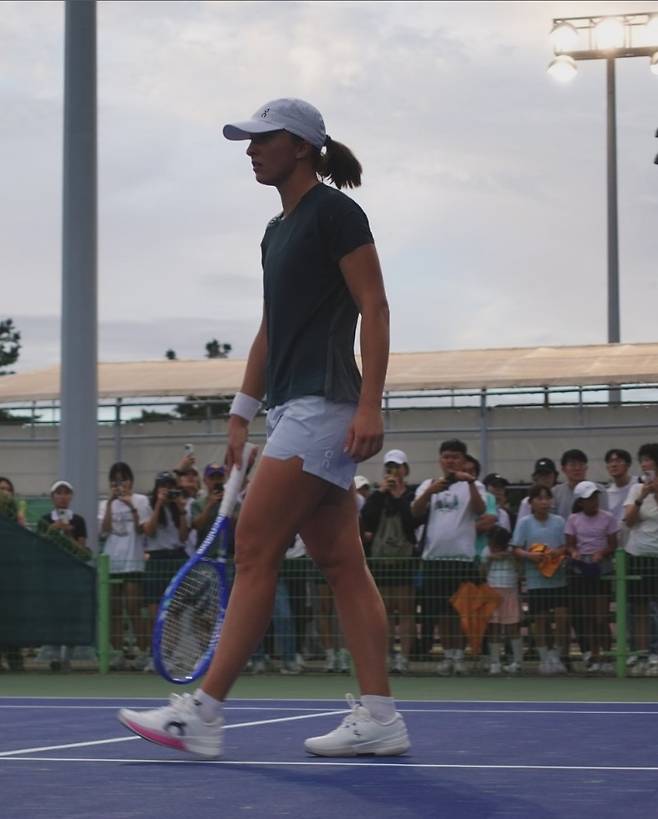 올림픽코트에서 연습을 하고 있는 이가 시비옹테크