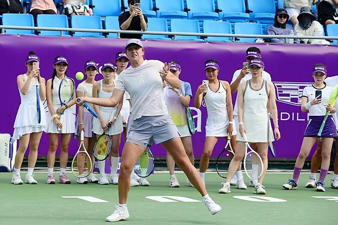 한국 팬들 앞에서 포핸드 시범을 보이는 시비옹테크. 코리아오픈