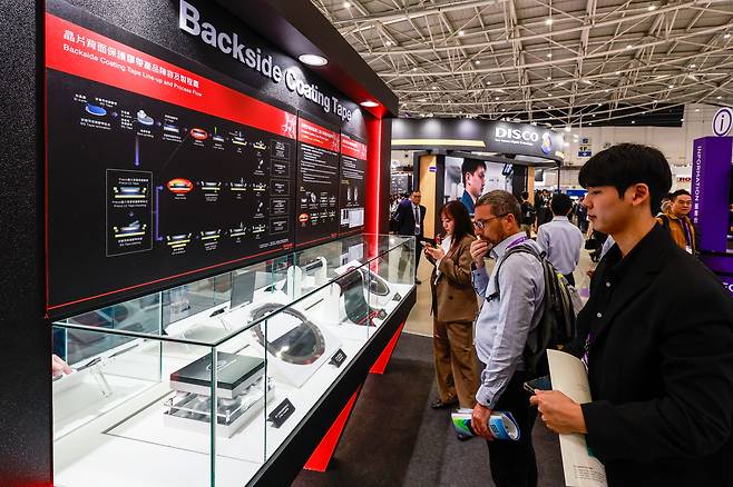 사람들이 2025년 9월 11일 대만 타이베이에서 열린 세미콘 타이완 2025에 전시된 다양한 실리콘 웨이퍼를 살펴보고 있다. /연합뉴스