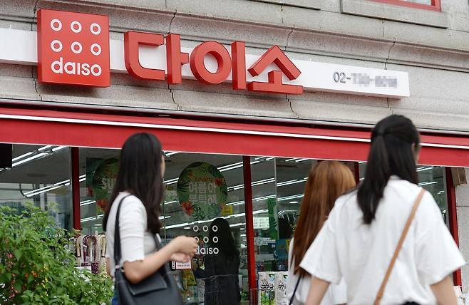 다이소 ‘알코올 스왑’이 SNS에서 화제다. 휴대폰 소독 후 감기 기운이 줄었다는 후기가 확산되며 관심을 모았으며, 전문가들도 70% 이상 알코올 제품으로 가볍게 소독할 것을 권장한다. ⓒ News1