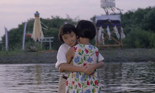 렌이 “날 혼자 두지 마!”라고 외쳤던 어린 시절의 자신을 껴안으며 보내주는 모습.