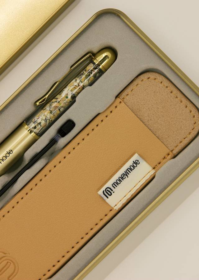 한국조폐공사가 출시한 5만원권 부산물이 들어간 ‘황금볼펜 에디션’ 구성품 [조폐공사 제공]