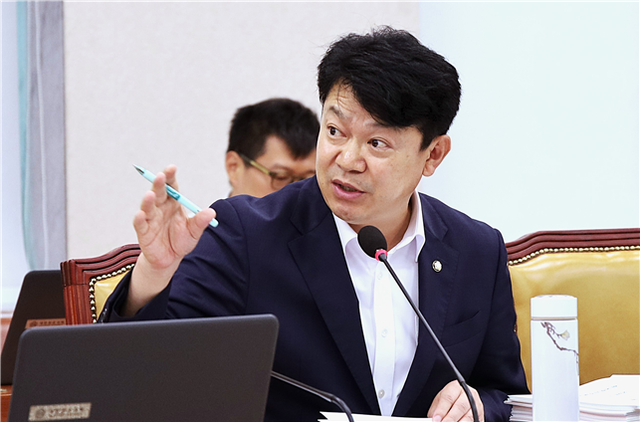 국회 국토교통위원회 더불어민주당 간사인 복기왕 의원. [의원실 제공]