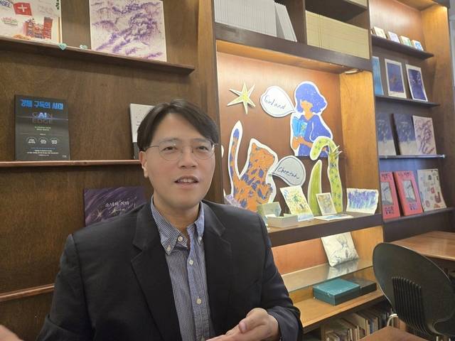전호겸 서울벤처대학원대학교 구독경제전략연구센터장 겸 연구교수가 지난 10일 서울 영등포구 선유도공원의 한 카페에서 만나 AI 구독경제에 대해 답변하고 있다.[박상길 기자]