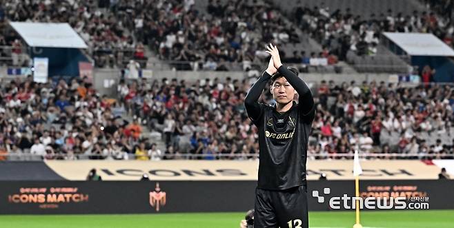 전설적인 축구 선수들이 이색적인 경기를 펼치는 초대형 축구 행사 '2025 아이콘매치' 이벤트매치가 13일 서울 마포구 서울월드컵경기장에서 열렸다. FC스피어 박지성이 인사하고 있다.  이동근기자 foto@etnews.com