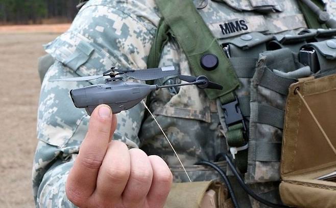 소규모 부대가 휴대하기에 부담 없는 개인정찰시스템(PRS)인 '블랙호넷 세트'는 운반용 케이스를 포함해 1.3kg의 가벼운 무게다. 1회 충전으로 25분간 비행할 수 있는 블랙호넷 2대와 조종기, 디스플레이를 갖추고 있다. 적외선 기술을 이용한 실시간 영상 및 이미지 전송 기능으로 즉각적인 주야간 감시 정찰 정보를 제공한다. 미 국방부