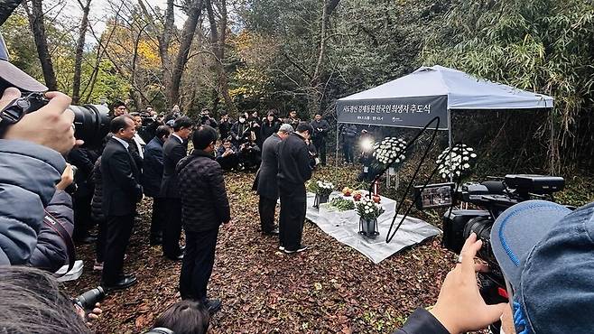 지난해 11월 일본 니가타현 사도시에서 열린 사도광산 강제동원 한국인 희생자 추도식에서 조선인 희생자 유족들이 참배하고 있다. 홍석재 특파원