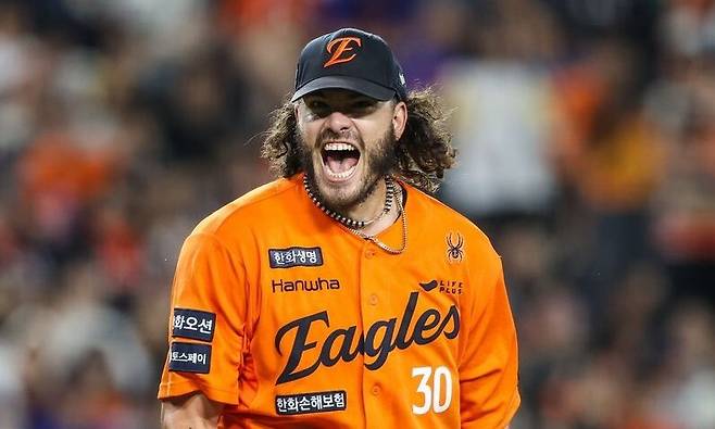 코디 폰세(한화 이글스)가 13일 대전 한화생명 볼파크에서 열린 2025 KBO리그 키움 히어로즈와 경기에서 아웃 카운트를 잡은 뒤 포효하고 있다. 한화 이글스 제공