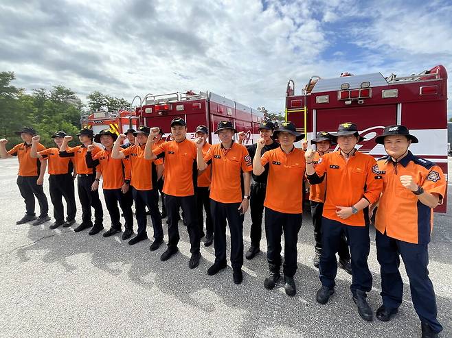 강릉 급수 지원을 위해 서울 등 전국에서 몰려든 소방관들이 가뭄 해갈을 기원하며 파이팅을 외치고 있다. 박수혁 기자