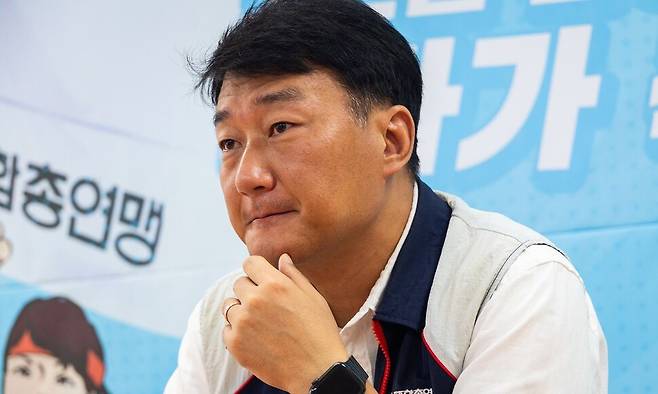양경수 민주노총 위원장이 지난 12일 오전 서울 정동 민주노총 사무실에서 한겨레와 인터뷰하고 있다. 민주노총 제공