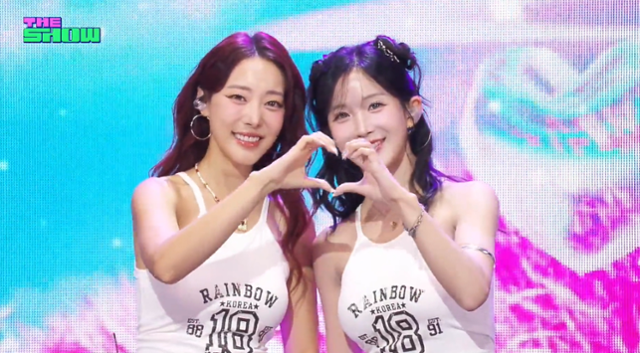 레인보우18 멤버 고우리와 조현영. '더 쇼' 캡처