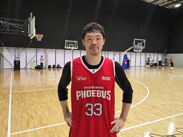 현대모비스 이승현이 일본 전지훈련 중 취재진과 인터뷰를 진행하고 있다. 사진=현대모비스