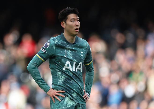 토트넘 손흥민이 17일 크레이븐 코티지에서 끝난 풀럼과의 2024~25 EPL 29랑운드에서 패배한 뒤 굳은 표정을 짓고 있다. 로이터=연합뉴스
