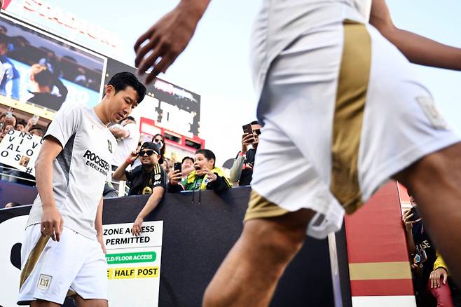 <yonhap photo-2280=""> SANTA CLARA, CALIFORNIA - SEPTEMBER 13: Son Heung-Min #7 of the Los Angeles FC takes the field before the game against the San Jose Earthquakes at Levi's Stadium on September 13, 2025 in Santa Clara, California. Eakin Howard/Getty Images/AFP (Photo by Eakin Howard / GETTY IMAGES NORTH AMERICA / Getty Images via AFP)/2025-09-14 09:29:43/ <저작권자 ⓒ 1980-2025 ㈜연합뉴스. 무단 전재 재배포 금지, AI 학습 및 활용 금지></yonhap>