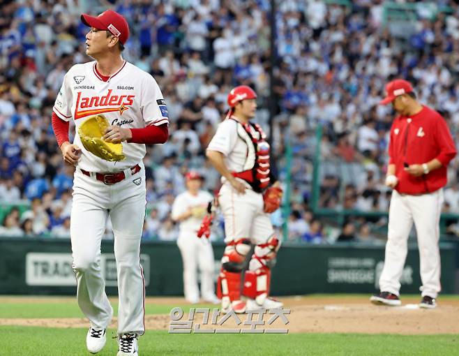 2025 KBO리그 프로야구 SSG 랜더스와 삼성 라이온즈의 경기가 7일 오후 인천SSG랜더스필드에서 열렸다. 4회초 2사 1,3루 선발 김광현이 6실점 후 강판되고 있다. 인천=김민규 기자 /2025.08.07/