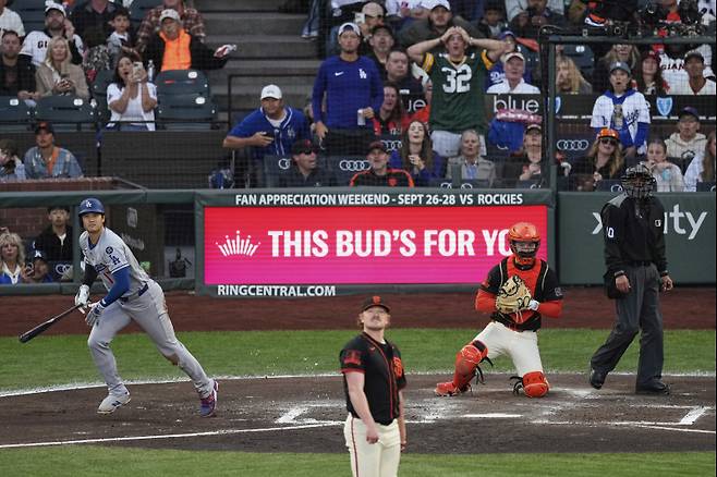 <yonhap photo-2937=""> San Francisco Giants pitcher Logan Webb, foreground, watches a solo home run hit by Los Angeles Dodgers' Shohei Ohtani, left, during the third inning of a baseball game Saturday, Sept. 13, 2025, in San Francisco. (AP Photo/Godofredo A. V?squez)/2025-09-14 11:06:28/ <저작권자 ⓒ 1980-2025 ㈜연합뉴스. 무단 전재 재배포 금지, AI 학습 및 활용 금지></yonhap>