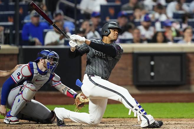<yonhap photo-2026=""> New York Mets' Juan Soto hits a single during the ninth inning of a baseball game against the Texas Rangers, Saturday, Sept. 13, 2025, in New York. (AP Photo/Yuki Iwamura)/2025-09-14 08:36:13/ <저작권자 ⓒ 1980-2025 ㈜연합뉴스. 무단 전재 재배포 금지, AI 학습 및 활용 금지></yonhap>