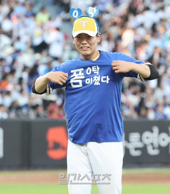 2025 신한 SOL뱅크 KBO 올스타전이 12일 오후 대전 한화생명볼파크에서 열렸다. 나눔팀 성영탁이 3회 수비를 마친 뒤 퍼포먼스하고 있다. 대전=정시종 기자 /2025.07.12.