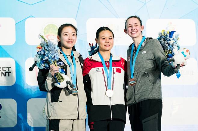 스포츠클라이밍 국가대표 정지민(왼쪽)이 13일 중국 구이양에서 끝난 2025 IFSC 스포츠클라이밍 구이양 스피드 월드컵에서 은메달을 차지한 뒤 기념촬영을 하고 있다. 사진=대한산악연맹