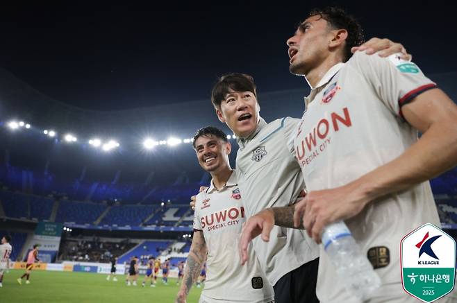 윌리안(왼쪽)과 김은중 수원FC 감독. 사진=프로축구연맹