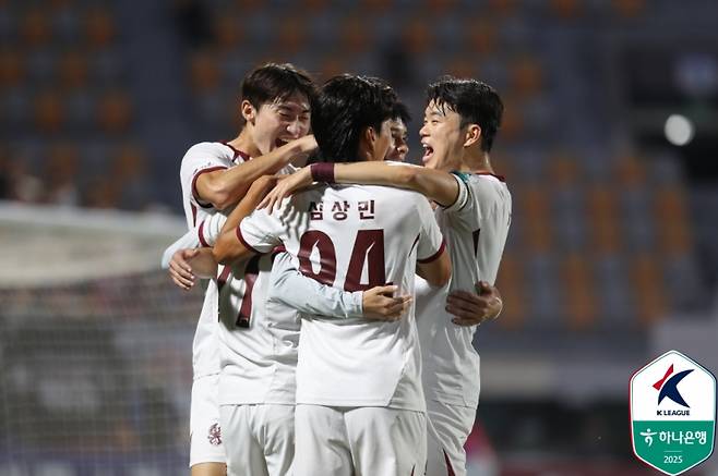 광주 선수들이 수원FC에 득점 후 기뻐하는 모습. 사진=프로축구연맹