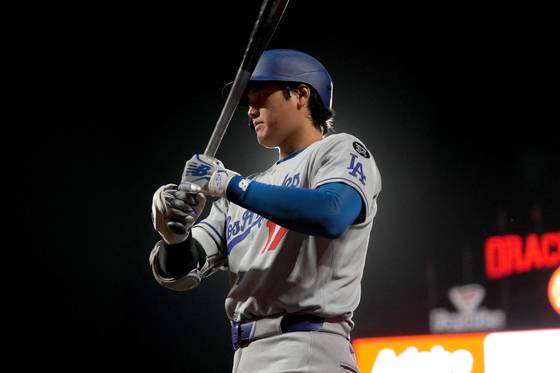 LA 다저스 간판타자 오타니 쇼헤이가 샌프란시스코전 도중 타석에 들어서고 있다. 오타니는 시즌 49호 홈런을 때려내 2년 연속 50홈런 달성을 눈앞에 뒀다. 로이터=연합뉴스