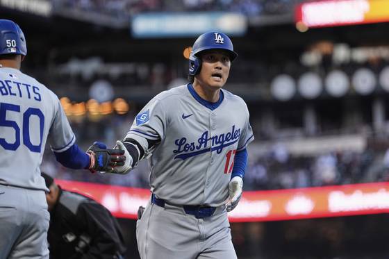 홈런 직후 팀 동료 무키 베츠(왼쪽)와 하이파이브를 나누는 오타니. AP=연합뉴스