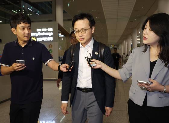 미국을 방문해 관세협상 관련 후속 협의를 한 김정관 산업통상자원부 장관이 14일 오전 인천국제공항을 통해 귀국하고 있다. 연합뉴스